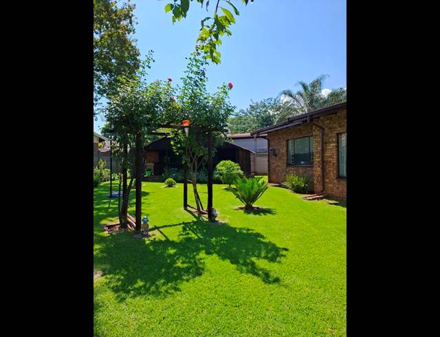 5 BEDROOM HOUSE FOR SALE IN THE REEDS